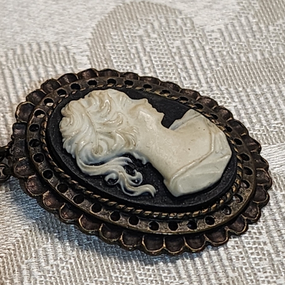 TRISTAN Vintage 1980s Antique Gold Cameo Pendant Necklace – Victorian Revival - Picture 2 of 11